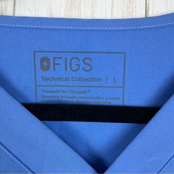 Figs light blue scrub top size Large - Picture 2 of 7